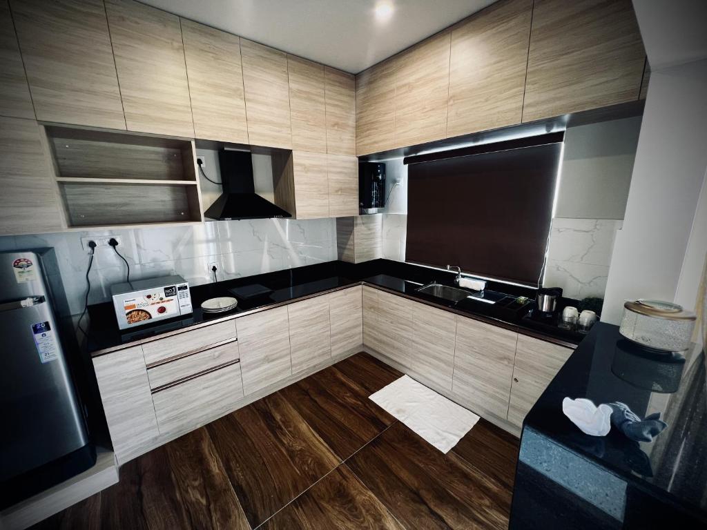 uma cozinha com um lavatório e uma bancada em King Suite Luxury 74 sqm em Madurai