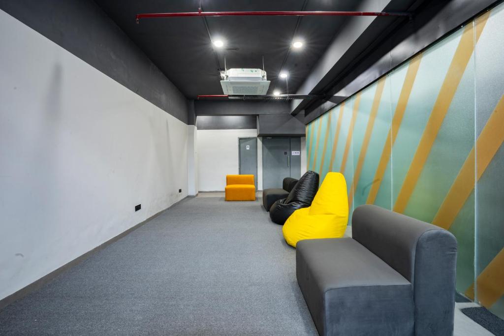 Posezení v ubytování NapTapGo - Japanese Premium POD Hotel - Walk to Noida Electronic City Metro! Wifi, Lounge
