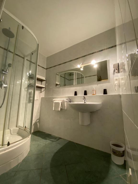 Koupelna v ubytování Logis Hôtel Médiéval, Montélimar Nord