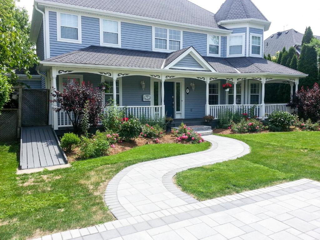 a house with a walkway in the front yard at Blue Skies Bed & Breakfast in Niagara-on-the-Lake