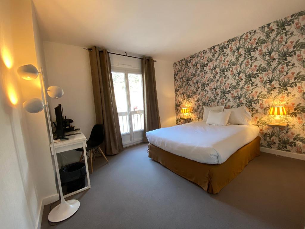 Postel nebo postele na pokoji v ubytování Logis Hôtel Médiéval, Montélimar Nord