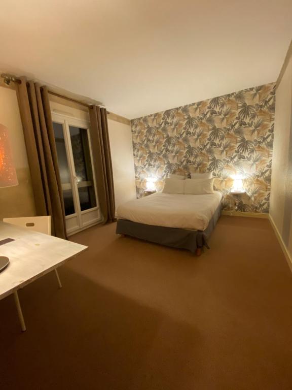 Postel nebo postele na pokoji v ubytování Logis Hôtel Médiéval, Montélimar Nord