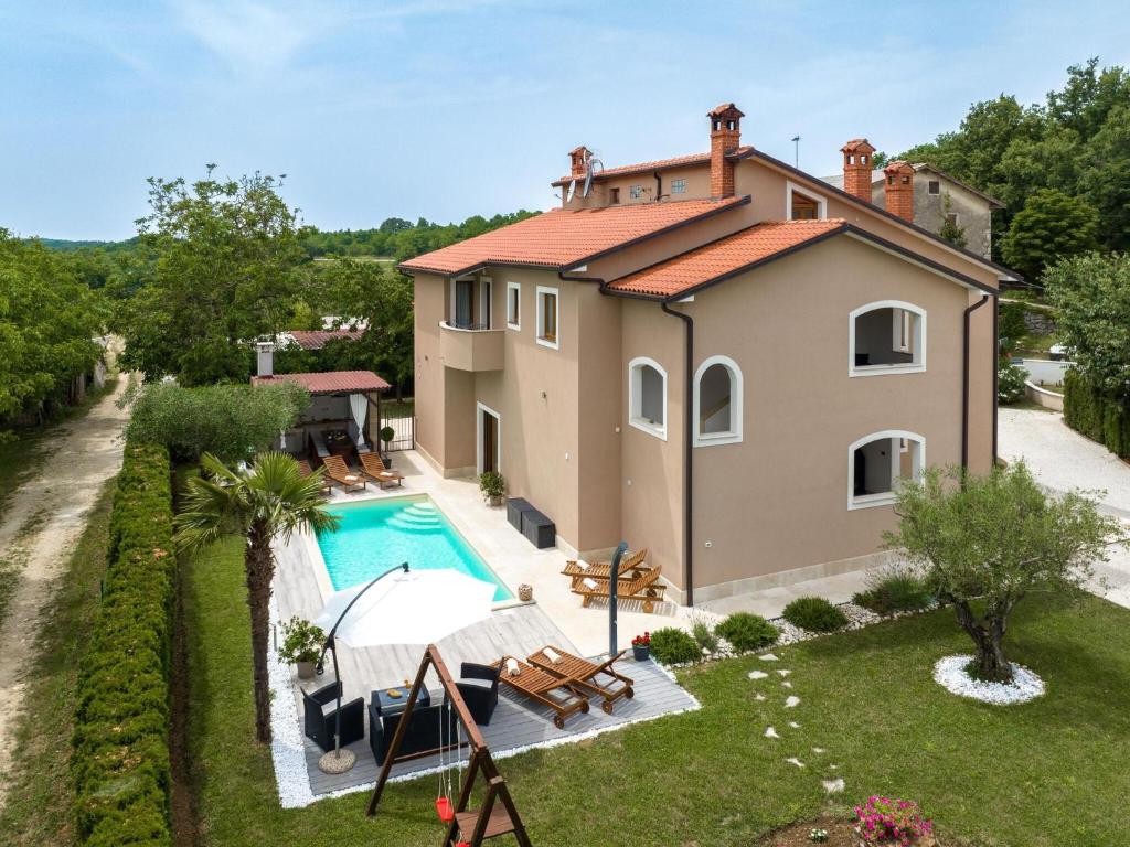 Πισίνα στο ή κοντά στο Splendid Villa in Vi inada with sauna