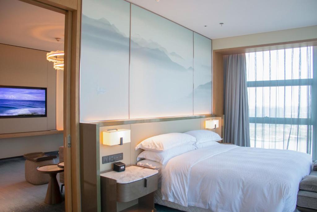 Rúm í herbergi á Four Points by Sheraton Wuhan, Jiangxia