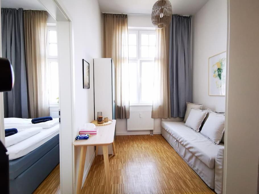 uma sala de estar com um sofá e uma cama em SC 7 Cozy Family & Business em Berlim