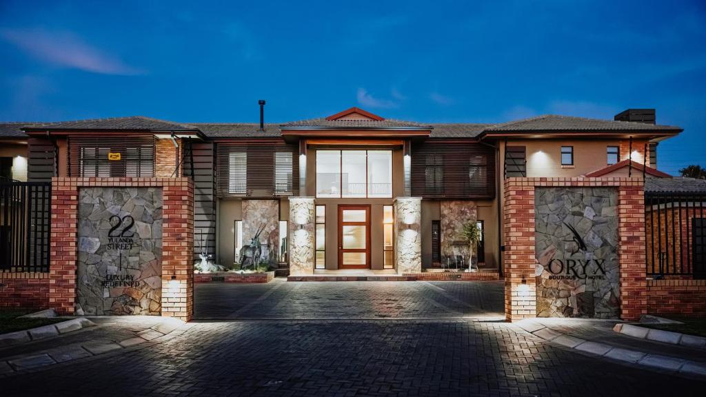 una gran casa de ladrillo con entrada en Oryx Boutique Hotel, en Klerksdorp