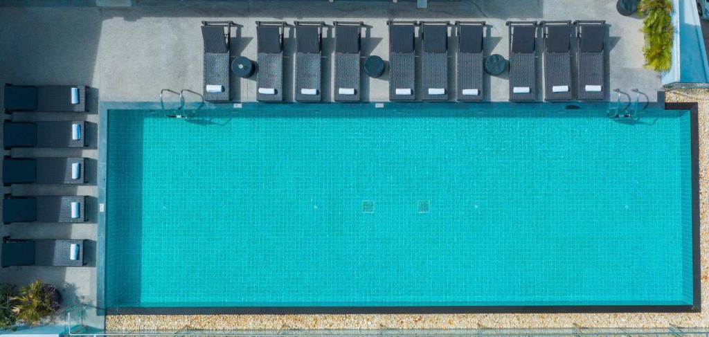 an overhead view of a blue swimming pool at Travelodge Pattaya in Pattaya