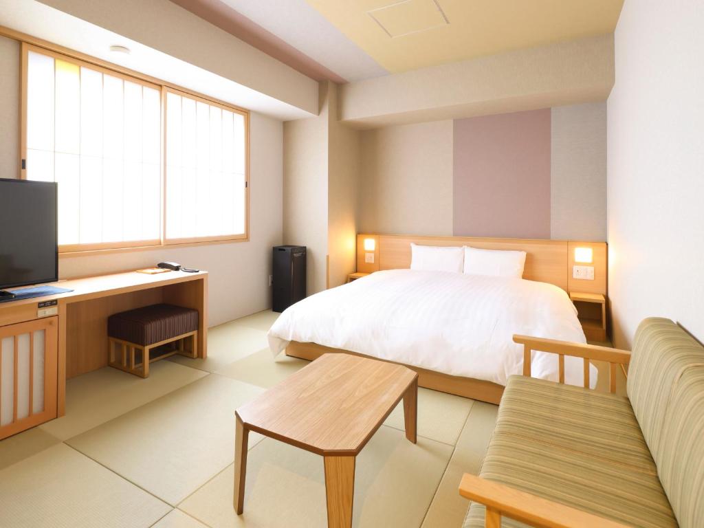 TV a/nebo společenská místnost v ubytování Onyado Nono Asakusa Bettei Hot Spring