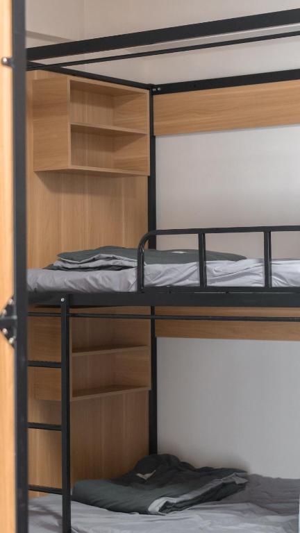 Μία ή περισσότερες κουκέτες σε δωμάτιο στο Hi Tray 屋裡有個脆背包客棧