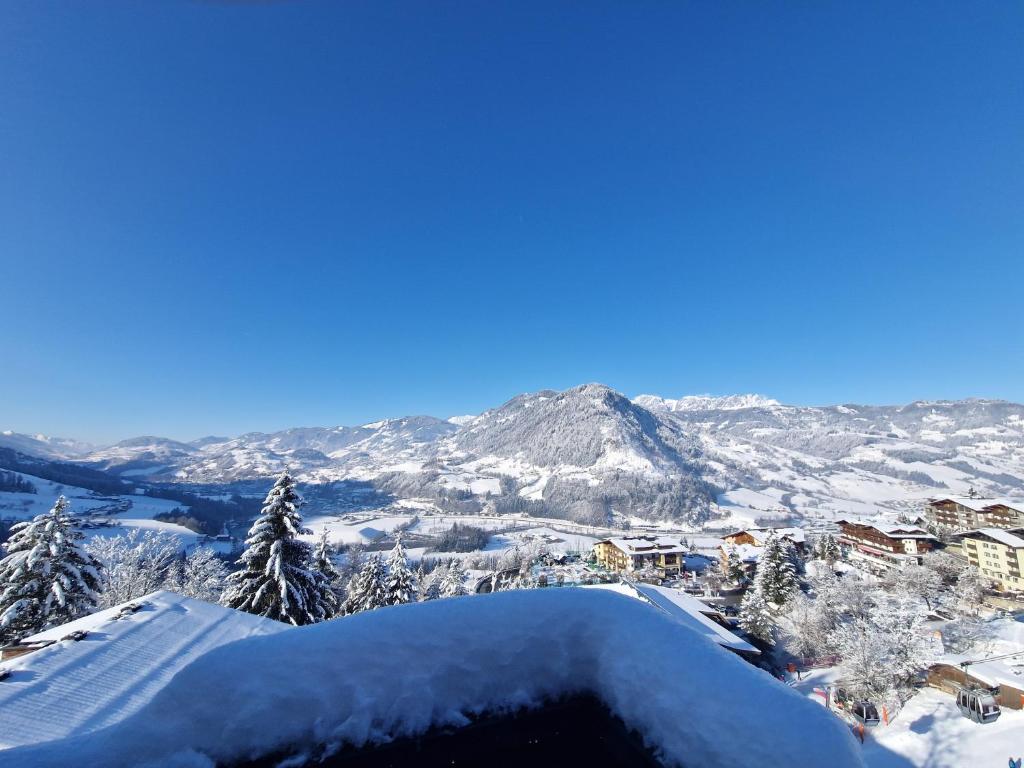 uma vista para uma montanha com neve em Gern Mountain Living Ferienhaus Deutschmann em Sankt Johann im Pongau
