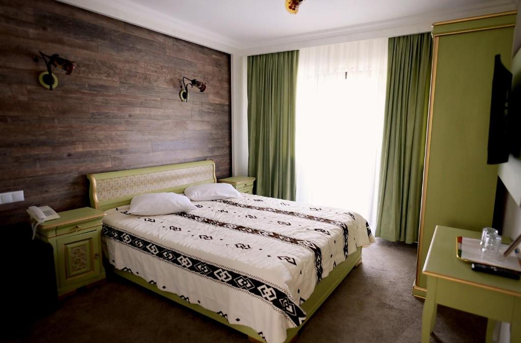 Postel nebo postele na pokoji v ubytování Pensiunea Casa Doamnei Voronet