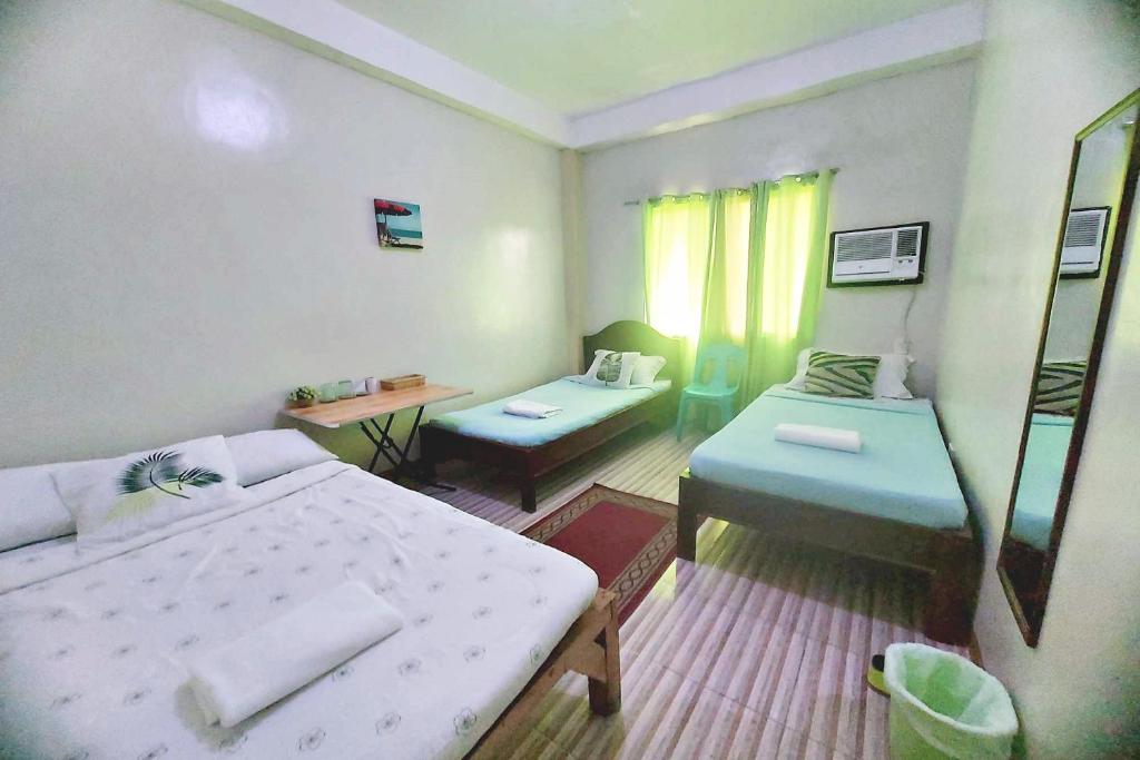 Charlz Angel Inn Iloilo - Camera Quadruplo Economica Con Bagno In Comune