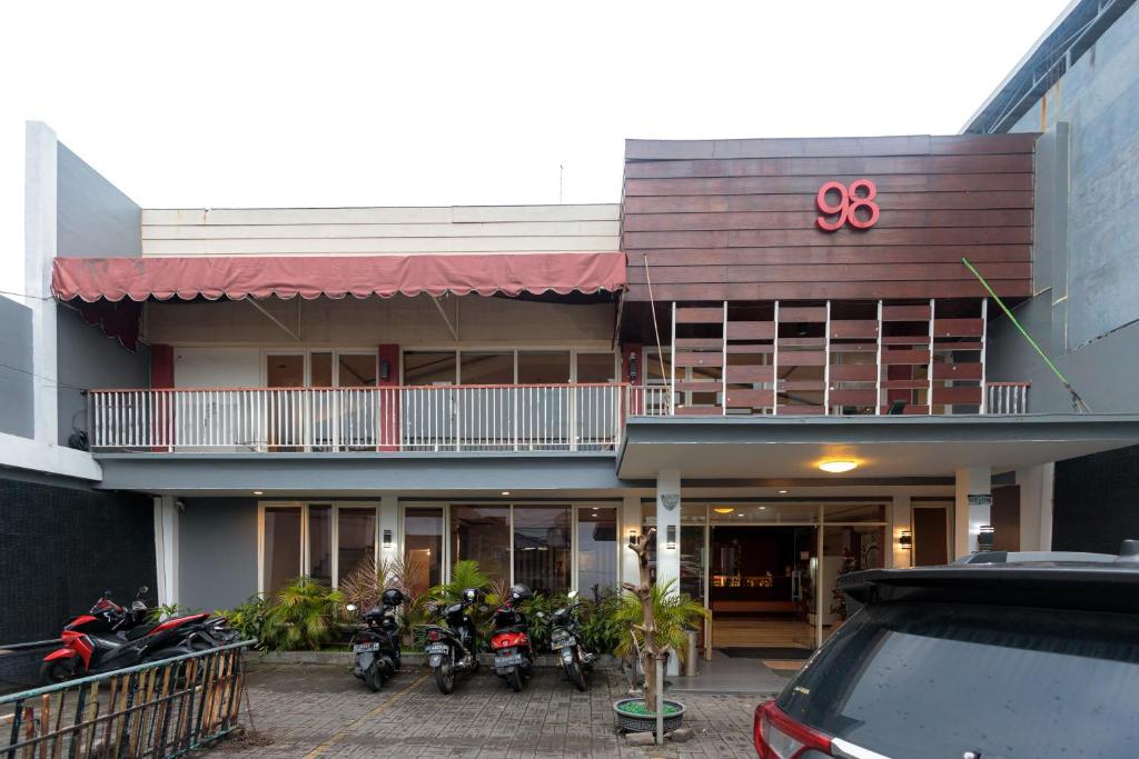 een gebouw met motoren die ervoor geparkeerd staan bij RedDoorz At Kutisari Surabaya in Surabaya