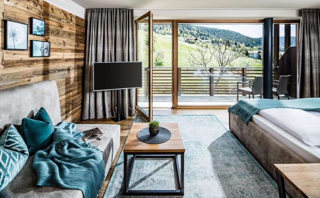 Nespecifikovaný výhled na hory nebo výhled na hory při pohledu z hotelu
