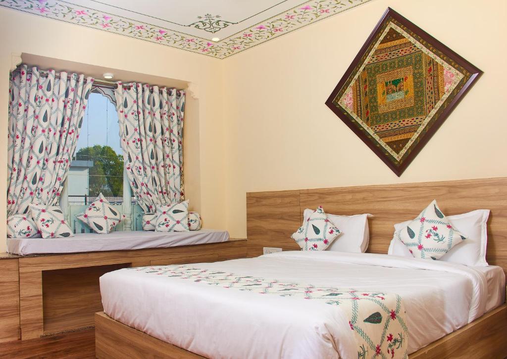 Кровать или кровати в номере Ranthambhore Uday Vilas