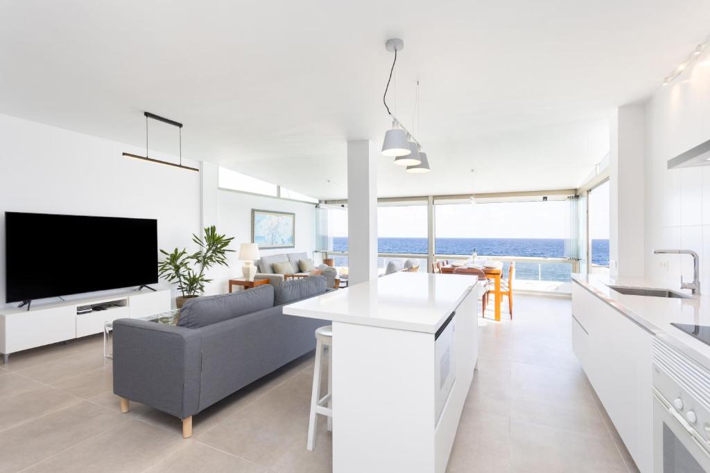 Et tv og/eller underholdning på Home2Book Stunning Sea Views House, Private Pool