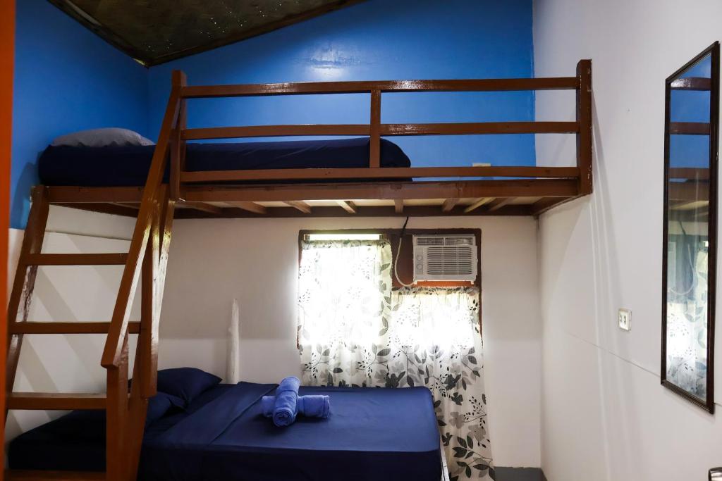 1 dormitorio con 2 literas y ventana en Nasigdan Serene Homestay, en El Nido