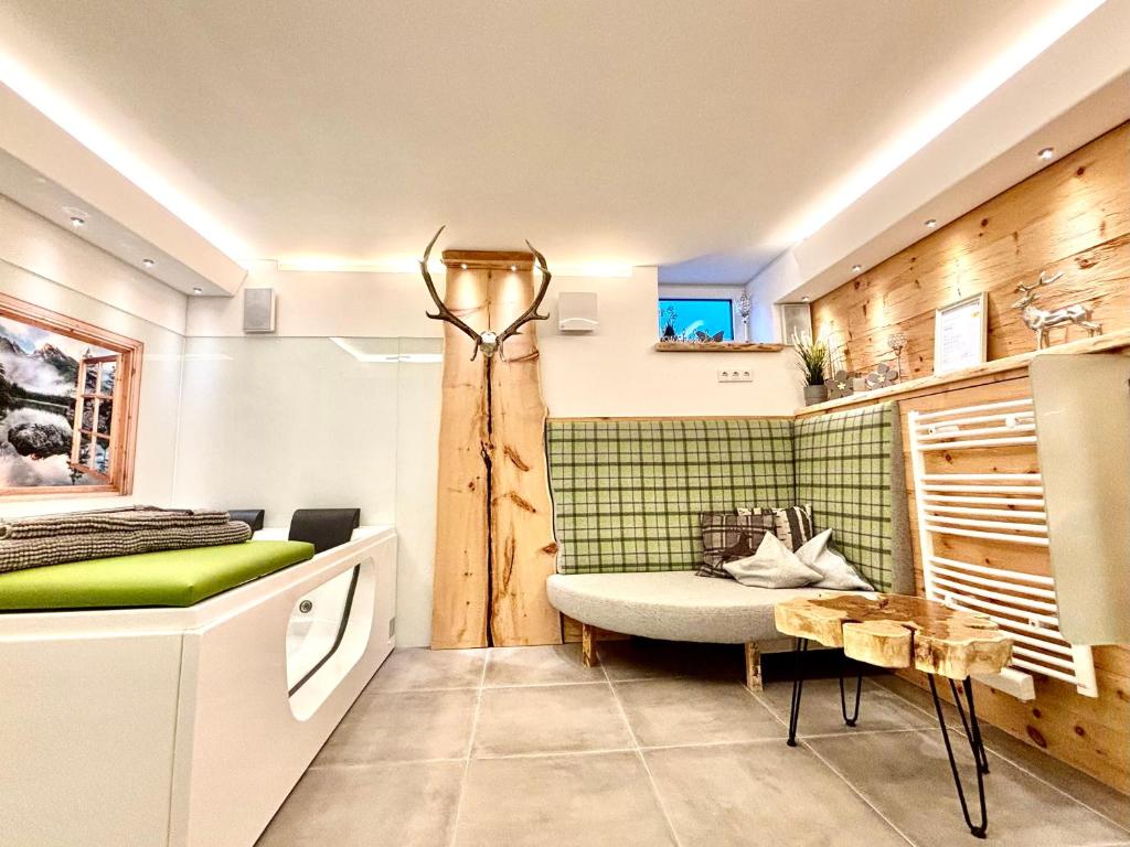 een badkamer met een bed en een bank in een kamer bij Ferienwohnung im Usseltal - Monheimer Alb - Altmühltal - Familie Geyer - Daiting in Monheim