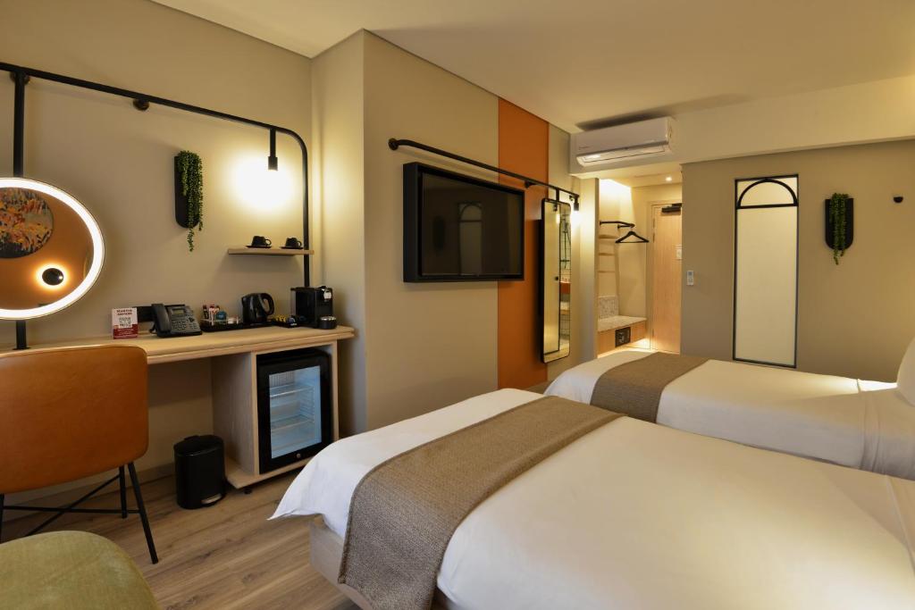 Кровать или кровати в номере City Lodge Hotel V&A Waterfront