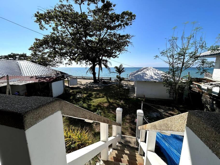 バウアンにあるBobby's Villa Beachfront, Bauangの家のバルコニーから海の景色を望めます。