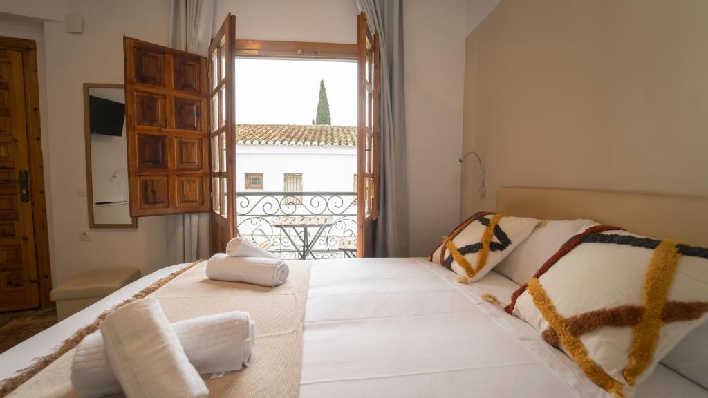 1 dormitorio con cama y ventana grande en Carmen San Luis Albaicin, Granada, en Granada