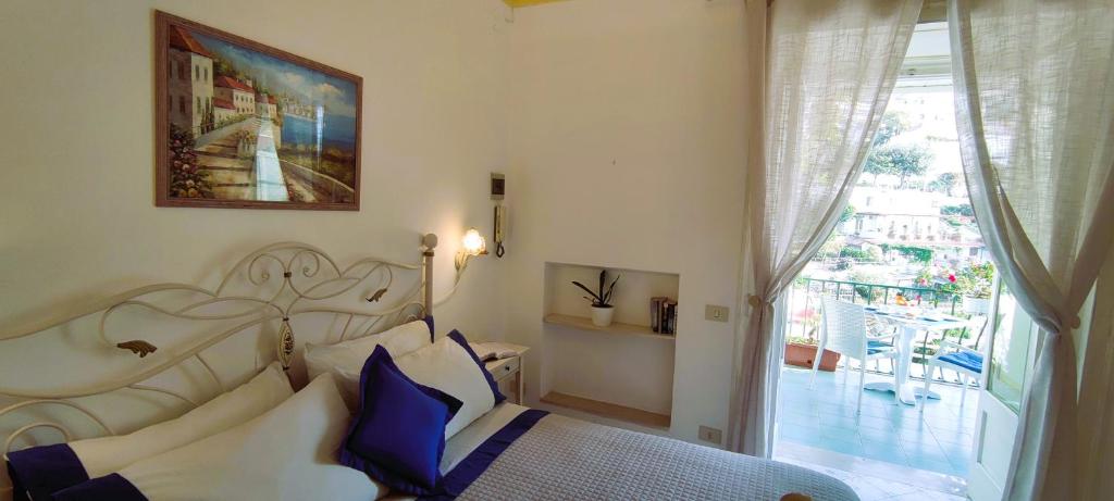Postel nebo postele na pokoji v ubytování B&B Venus Inn Positano
