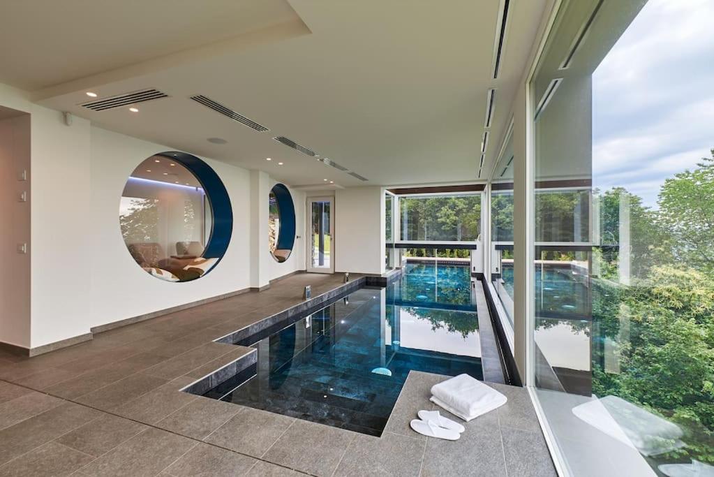 Habitación grande con piscina y espejo. en Loft con piscina e utilizzo esclusivo SPA privata a Carobais 7, en Almenno San Bartolomeo
