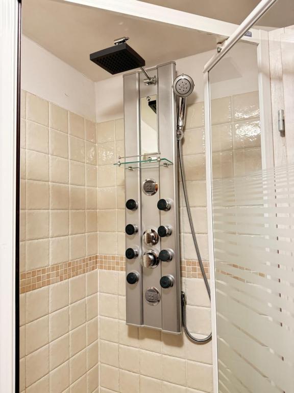 カルパチにあるBelwederek Karpaczのバスルーム(シャワー、シャワーヘッド付)が備わります。