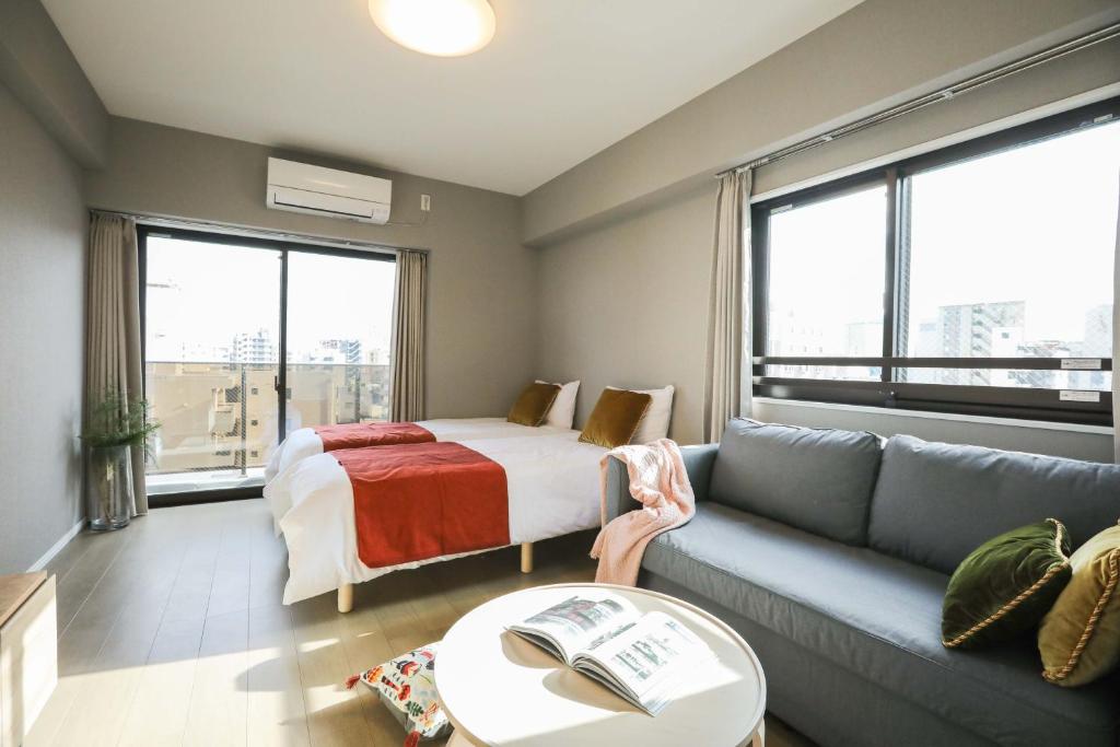 东京One-asakusa的带床和沙发的客厅