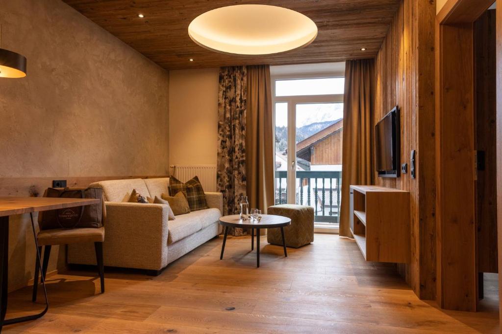 TV a/nebo společenská místnost v ubytování Hotel Sonnenspitze