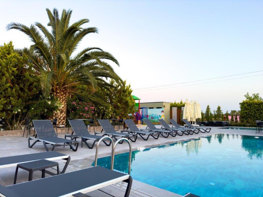Bazén v ubytování Club Kavala Beach Hotel Assos nebo v jeho okolí
