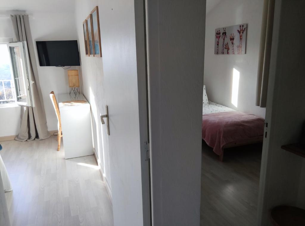 Posteľ alebo postele v izbe v ubytovaní Les Terrasses B&B avec piscine privée
