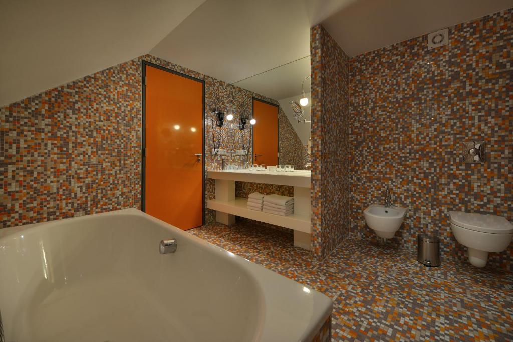 Un baño de Omnia Hotel Relax & Wellness