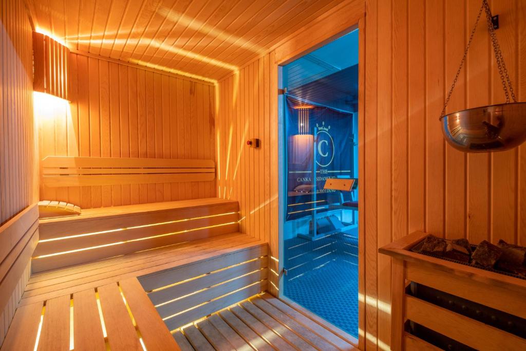 una sauna con una puerta de cristal en su interior en Canka Hotel, en Estambul