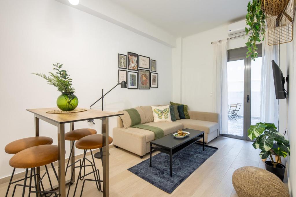 uma sala de estar com um sofá e uma mesa em Zappa 2-Bedroom Apartment in Athens em Atenas