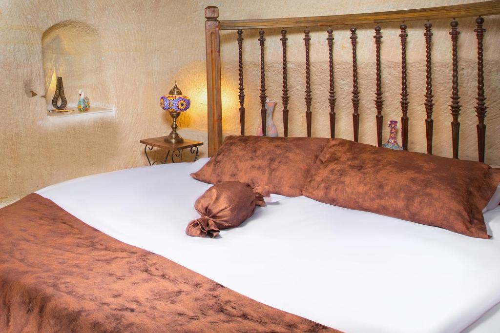 A bed or beds in a room at Romantic Cave Hotel