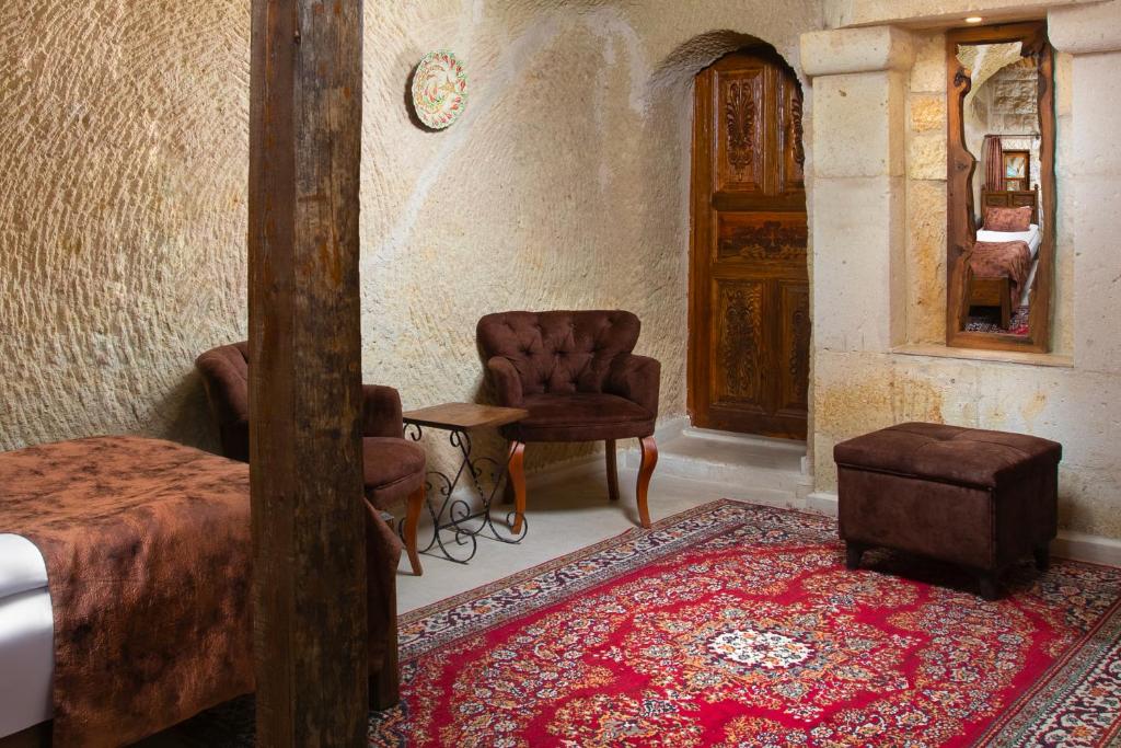 A seating area at Romantic Cave Hotel