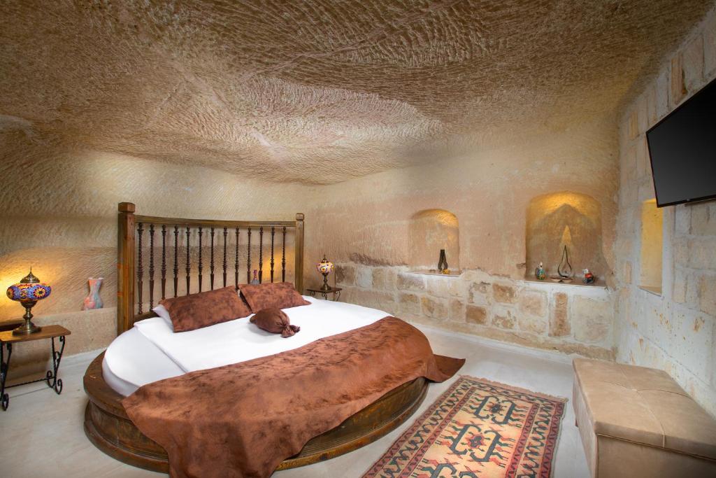 A bed or beds in a room at Romantic Cave Hotel