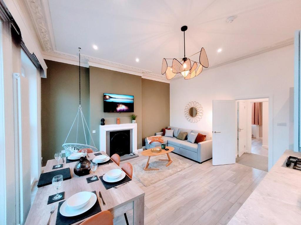 een woonkamer met een eettafel en een bank bij Cohost Partners - Elegant Escape Eastbourne in Eastbourne