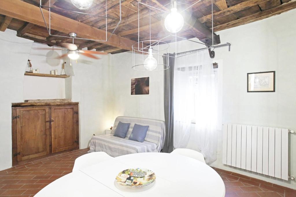 sala de estar con 2 camas y sofá en A casa di Paola, en Castagneto Carducci