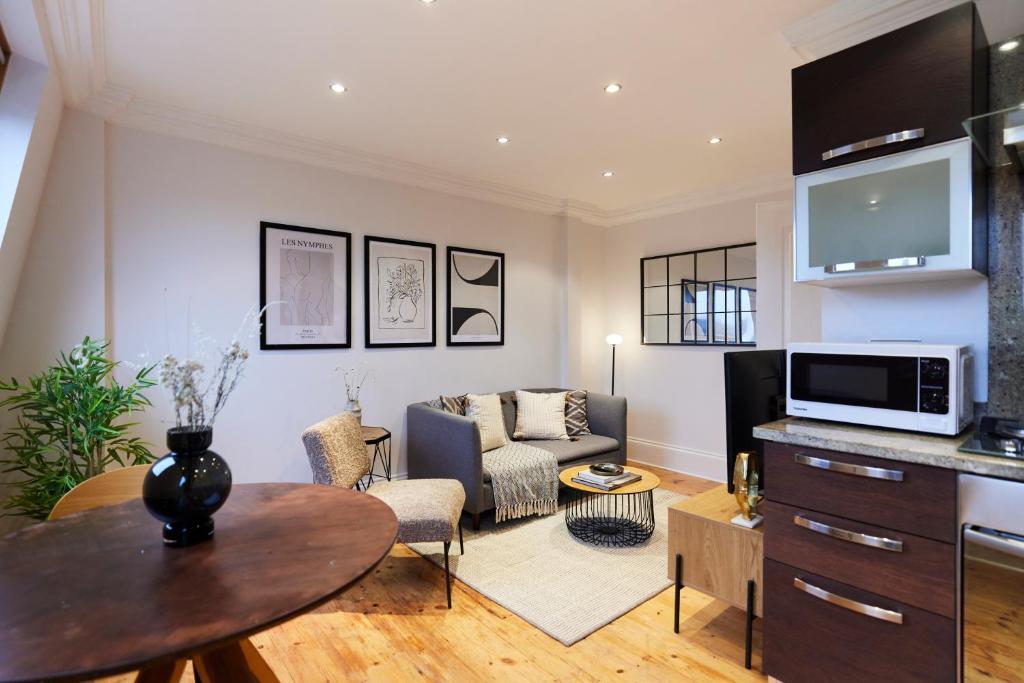 a living room with a couch and a table at The London Cradle - Spacious 1BDR Flat in London