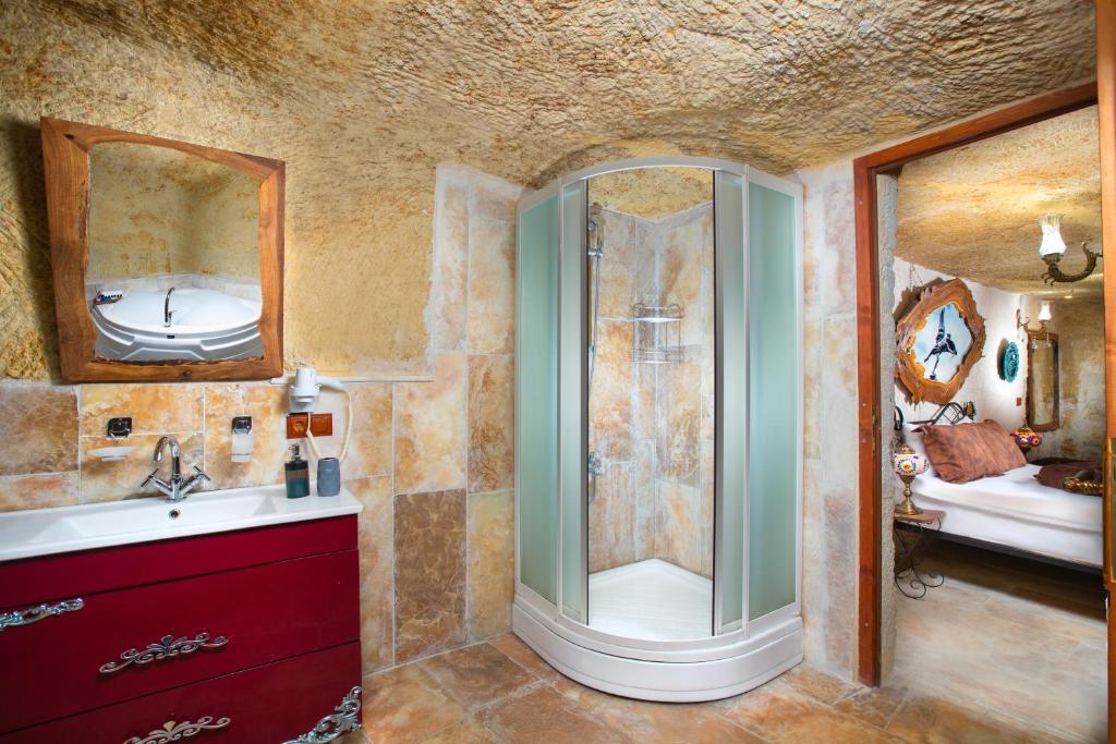 A bathroom at Romantic Cave Hotel