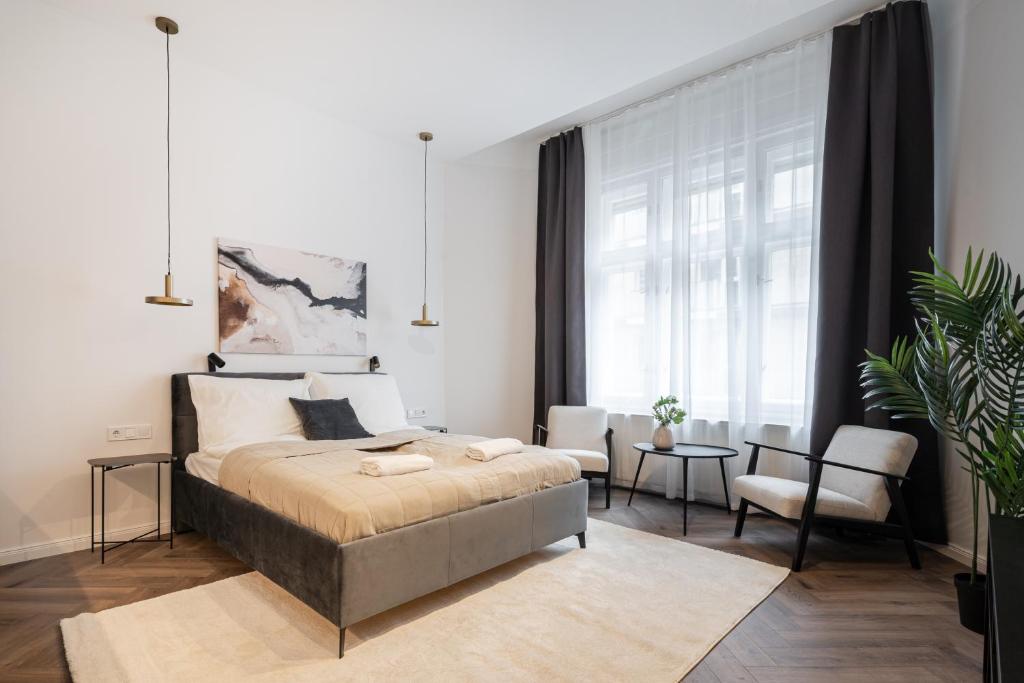 A13- Deluxe Apartments, Best Location, by BQA في بودابست: غرفة نوم بسرير ونافذة كبيرة