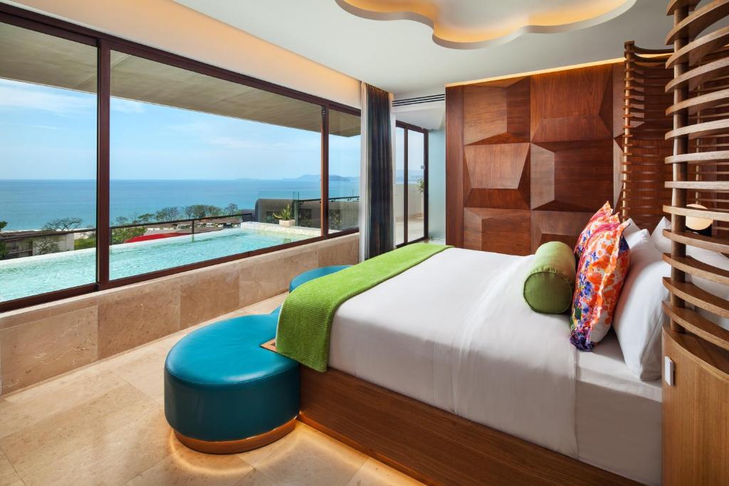 Кровать или кровати в номере W Costa Rica Resort – Playa Conchal