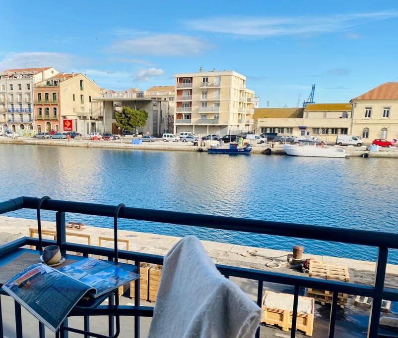 une vue d'une marina avec des bateaux dans l'eau dans l'établissement La Criée-Sublime T4 vue sur les quais, climatisé, à Sète