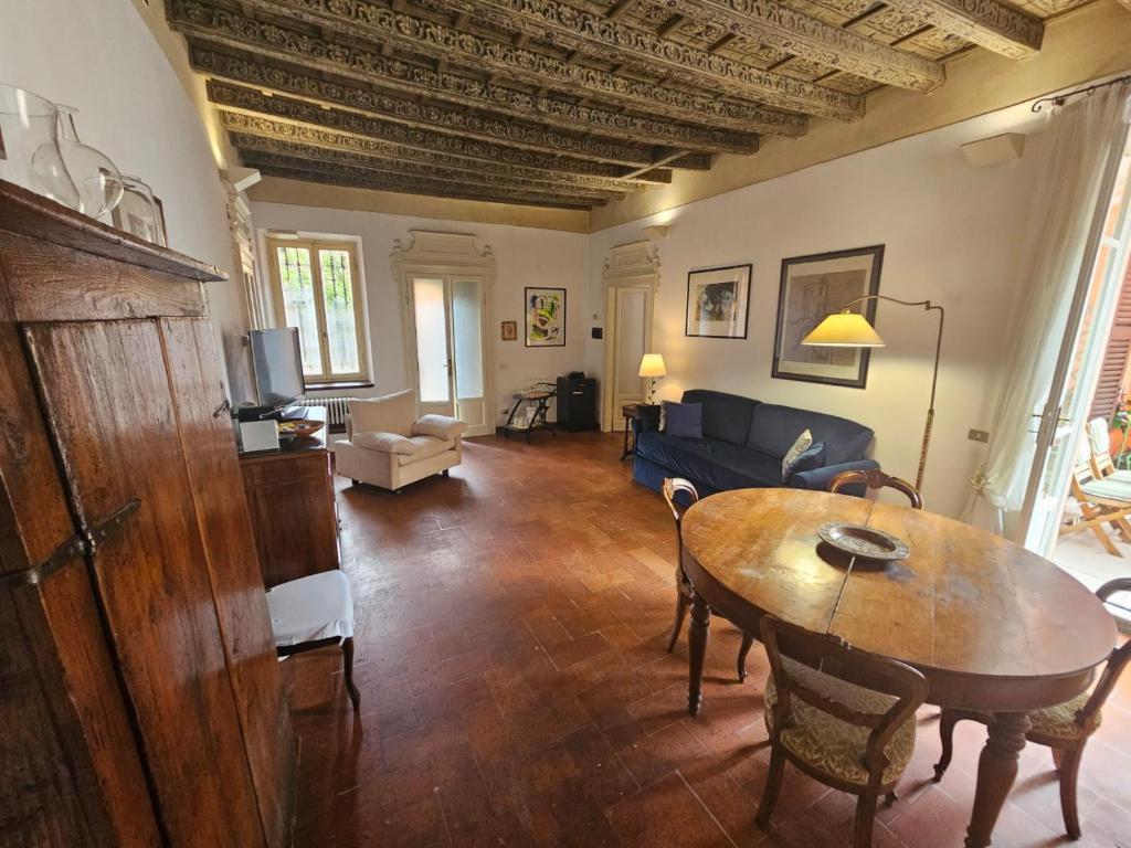 een woonkamer met een tafel en een bank bij Il Cortiletto- Le Piazze in Brescia