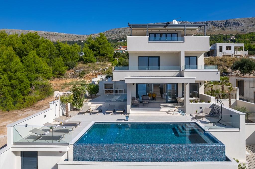 Luxury 5-bedroom villa Princess Korina with heated pool, pool table, sauna, a hot-tub
