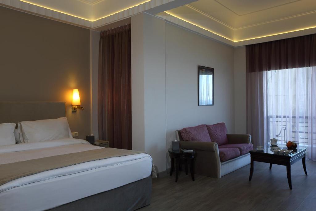 Postel nebo postele na pokoji v ubytování Warwick Palm Beach Hotel