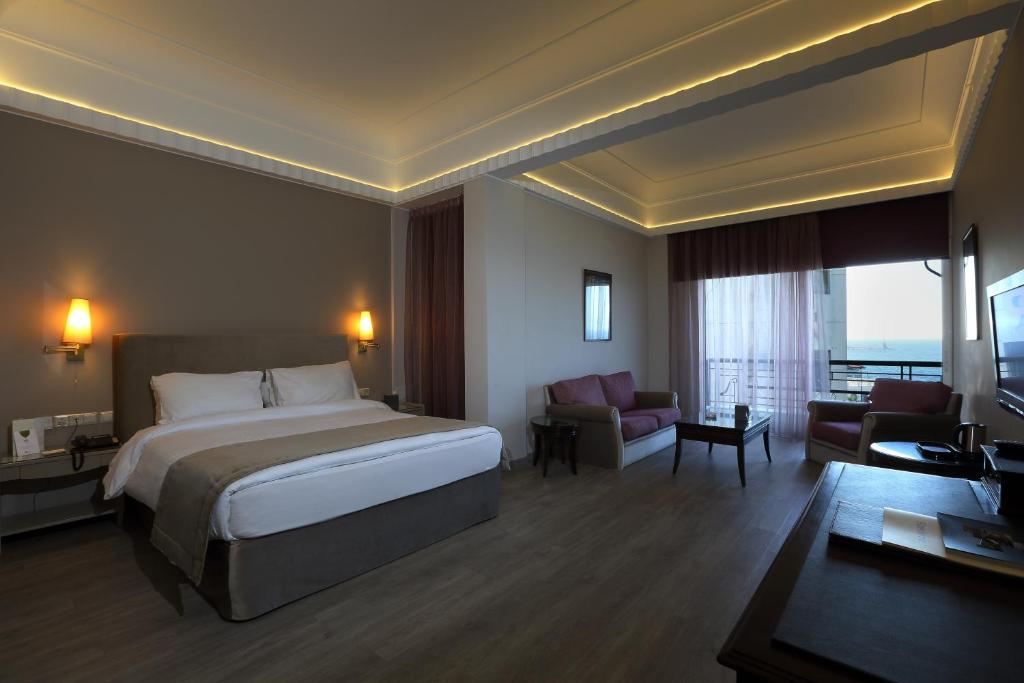 Postel nebo postele na pokoji v ubytování Warwick Palm Beach Hotel