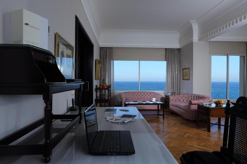 TV a/nebo společenská místnost v ubytování Warwick Palm Beach Hotel